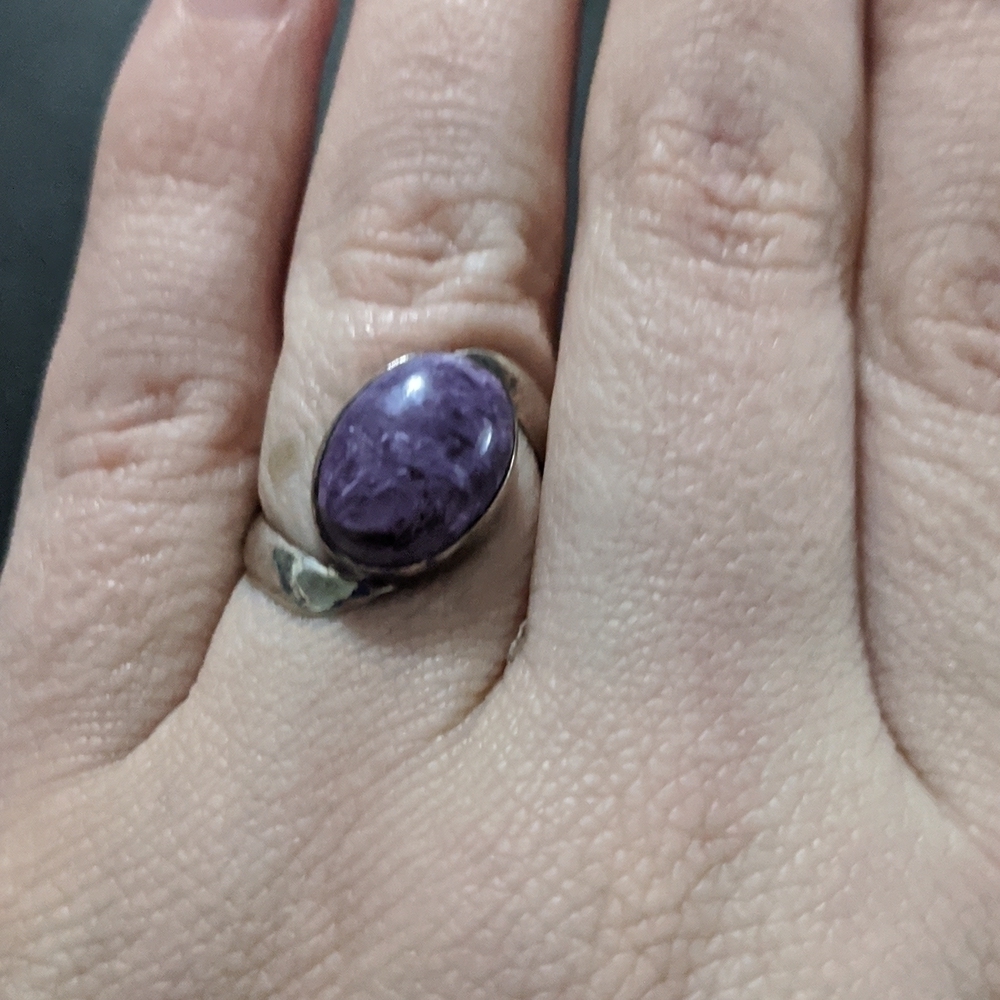 Sterling Silver Purple Charoite Gemstone Curved Band Ring - size 6